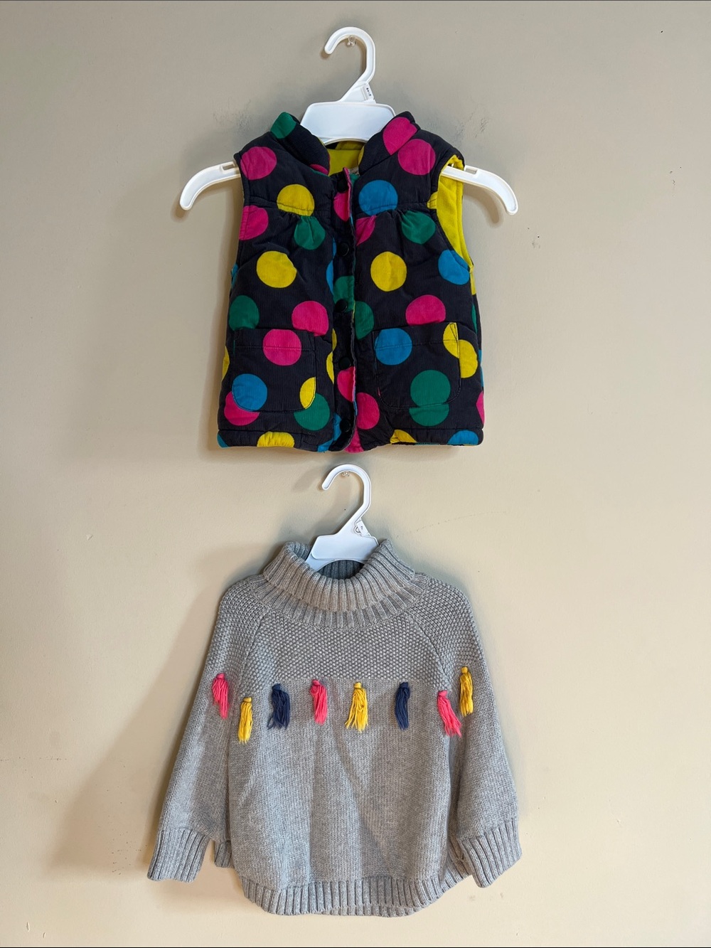 👧🧸🪁🪀Gymboree Black Puffer Vest with Bright Multicolor Polka Dots